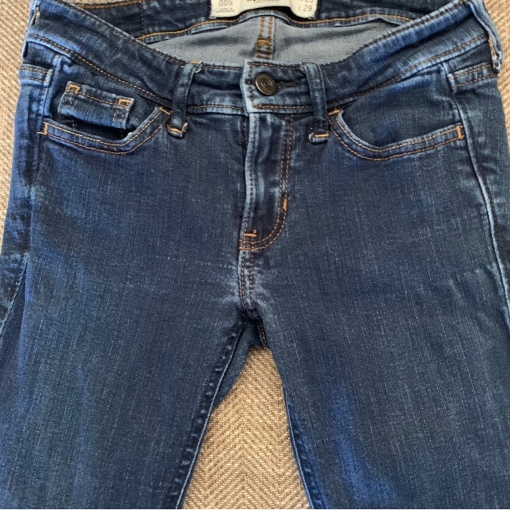 EUC Hollister Skinny Jeans size 23. Very Cute see all photos and descriptions
